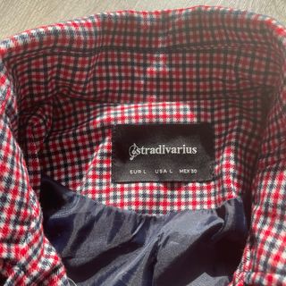 Abrigo Stradivarius cuadros rojo y azul