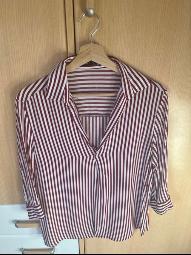 Camisa de rayas roja y blanca