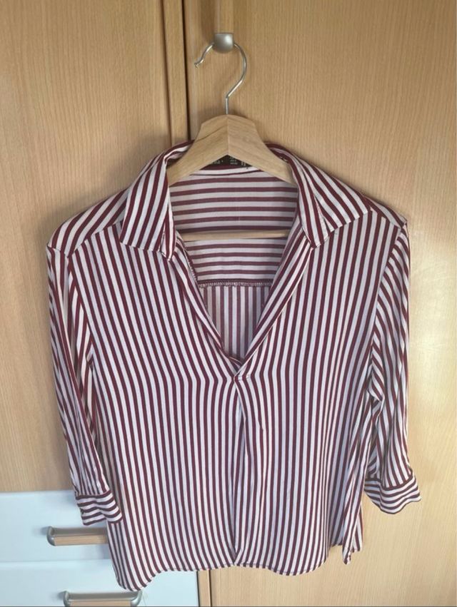 Camisa de rayas roja y blanca