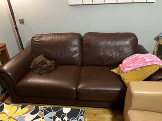 Sofá de piel marrón chocolate