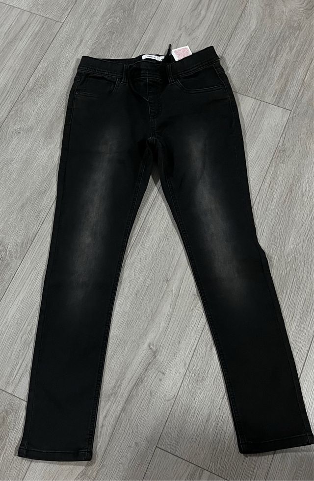 Pantalones vaqueros negros desgastados