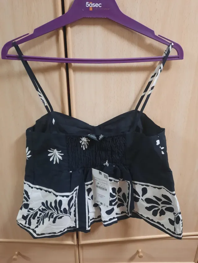 NUEVO Top negro con estampado floral blanco