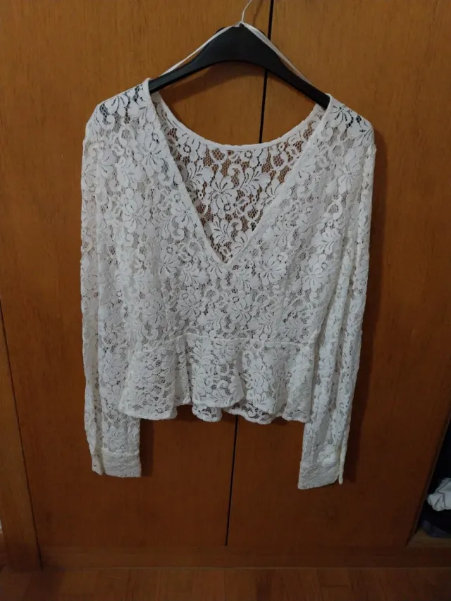Blusa de encaje blanca manga larga