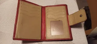 Billetera de piel roja