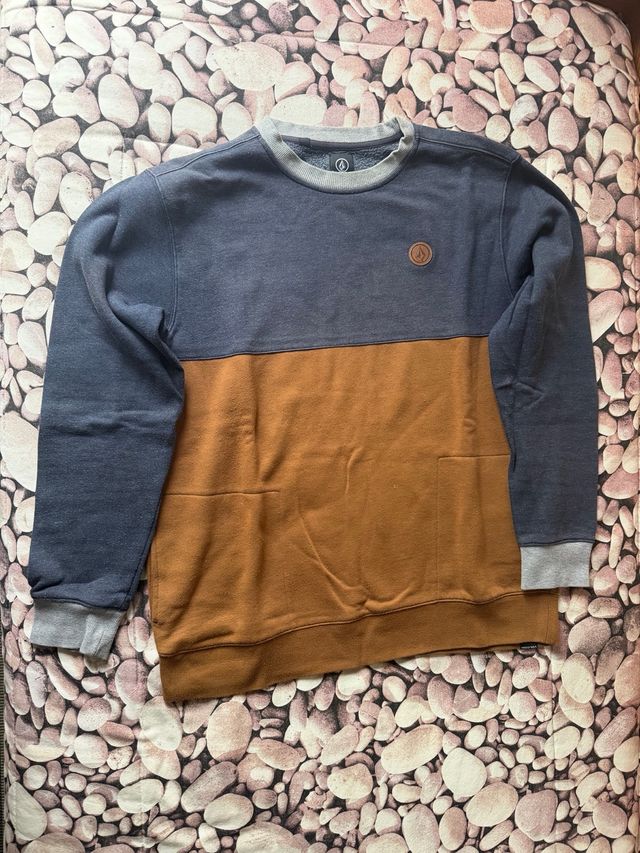 Sudadera Volcom azul y marrón con bolsillos