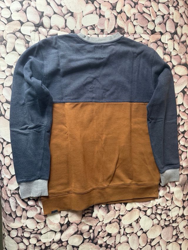 Sudadera Volcom azul y marrón con bolsillos