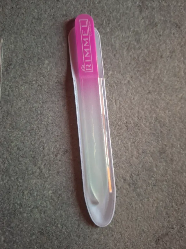 Lima per unghie in vetro Rimmel con custodia nuova