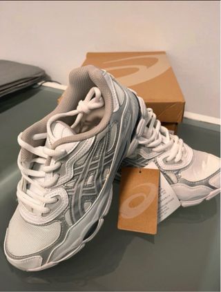 ASICS Sneakers Grises y Blancas