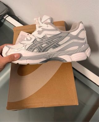 ASICS Sneakers Grises y Blancas