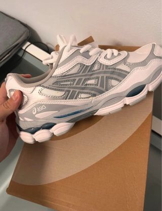 ASICS Sneakers Grises y Blancas