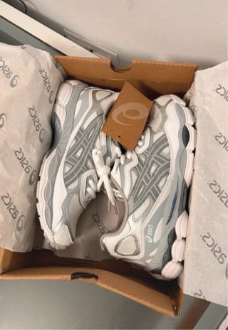 ASICS Sneakers Grises y Blancas