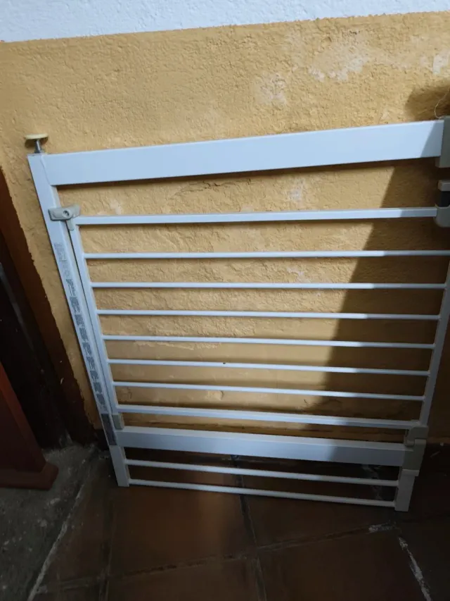 Valla de seguridad blanca