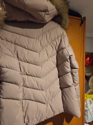 Plumas beige con capucha y pelo
