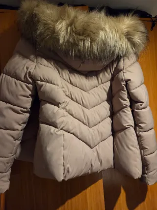 Plumas beige con capucha y pelo