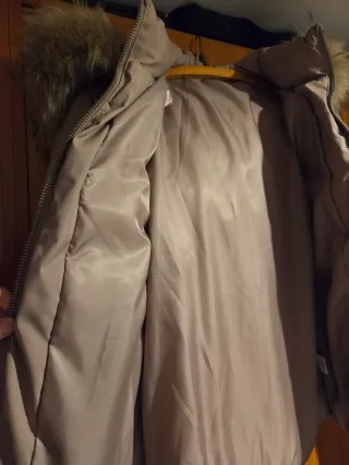 Plumas beige con capucha y pelo