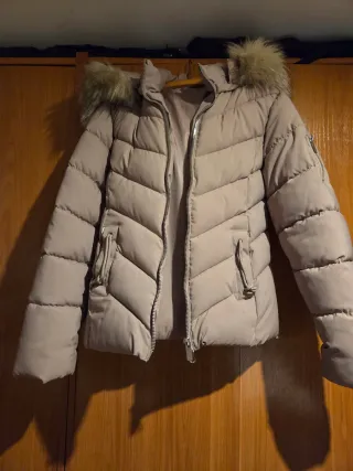 Plumas beige con capucha y pelo