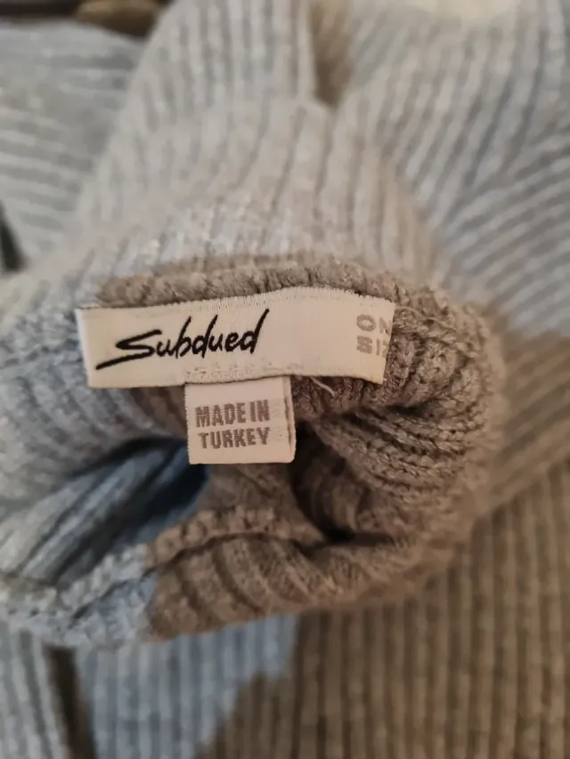 Jersey cuello alto gris ajustado