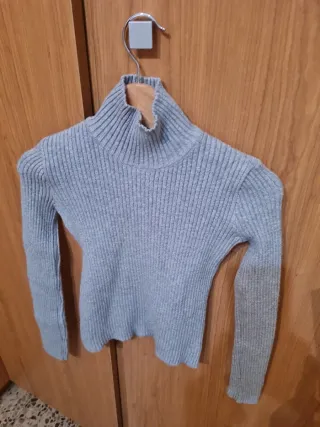 Jersey cuello alto gris ajustado