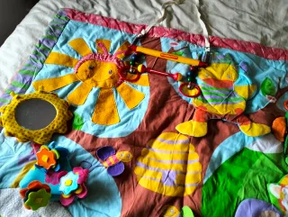 Manta de juegos y muñecos para bebé