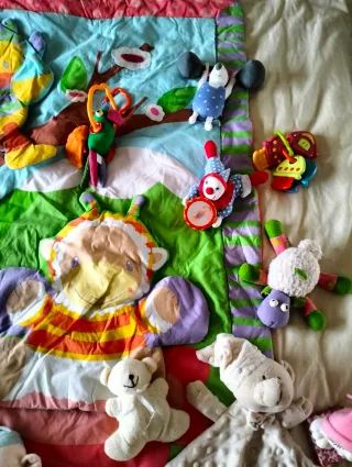 Manta de juegos y muñecos para bebé