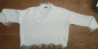 Maglione bianco scollo a V e bordi sfrangiati