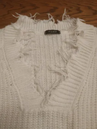 Maglione bianco scollo a V e bordi sfrangiati