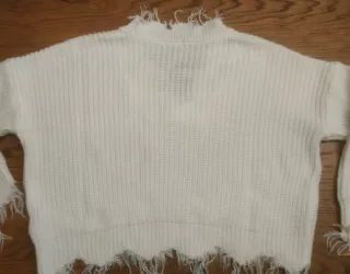 Maglione bianco scollo a V e bordi sfrangiati