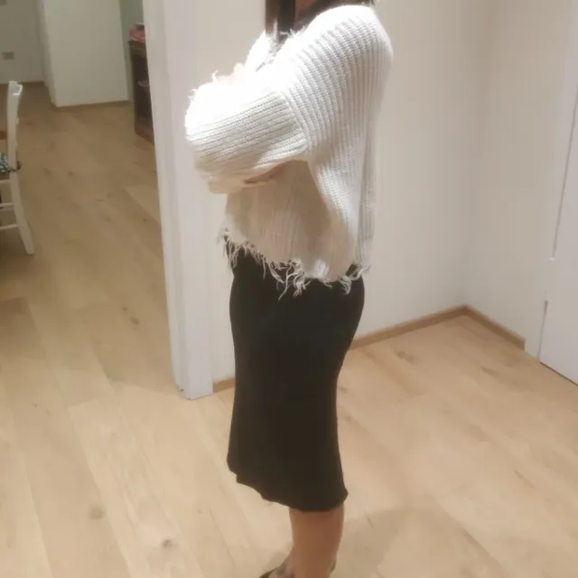 Maglione bianco scollo a V e bordi sfrangiati