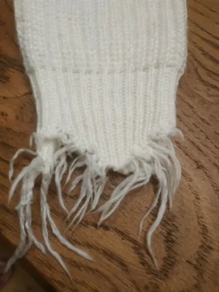 Maglione bianco scollo a V e bordi sfrangiati