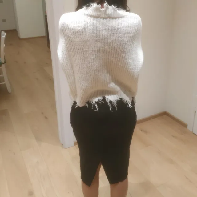 Maglione bianco scollo a V e bordi sfrangiati