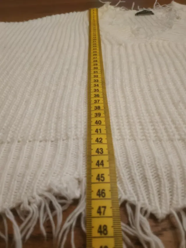 Maglione bianco scollo a V e bordi sfrangiati