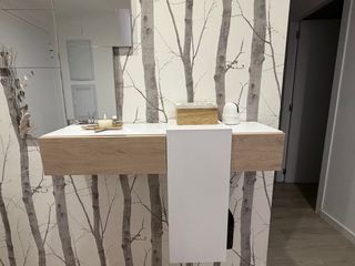 Mueble recibidor madera y blanco