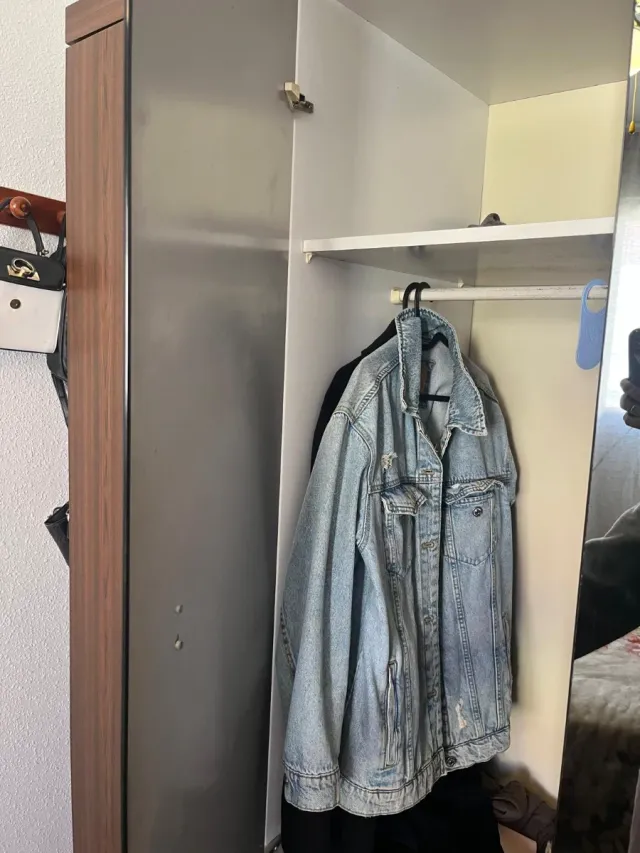 Armario de madera con puertas correderas y cajones