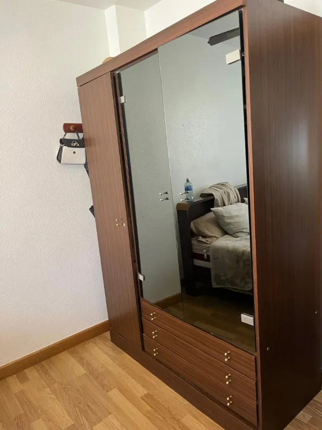 Armario de madera con puertas correderas y cajones