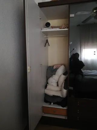 Armario de madera con puertas correderas y cajones