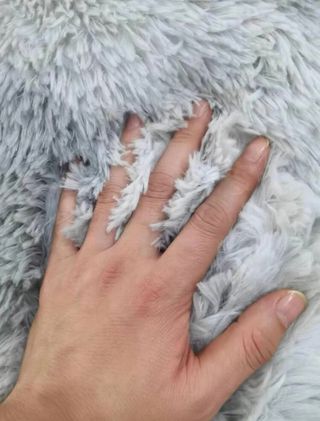 Alfombra gris de pelo largo