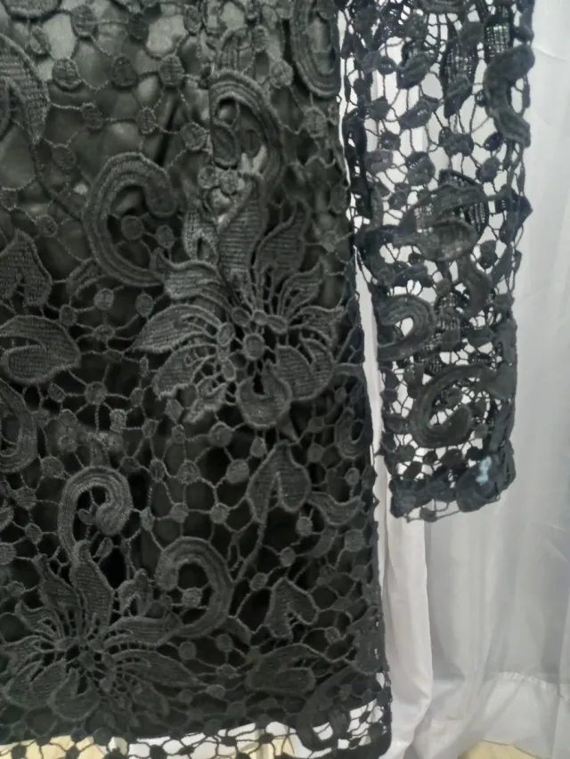 Vestido mini encaje negro manga larga