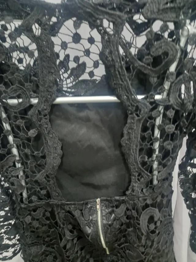 Vestido mini encaje negro manga larga