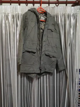 Cazadora verde con capucha