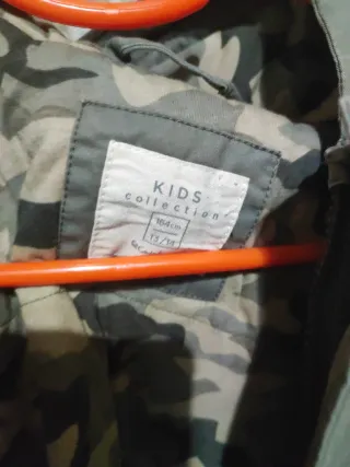 Cazadora verde con capucha