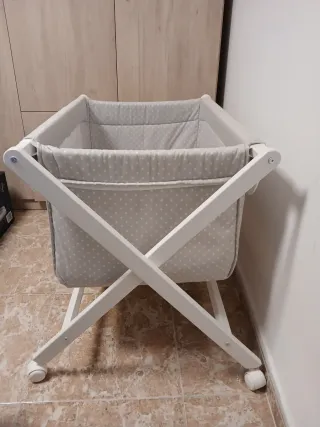 Minicuna con ruedas y estampado de estrellas