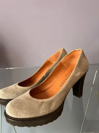 Zapatos de tacón beige y marrón