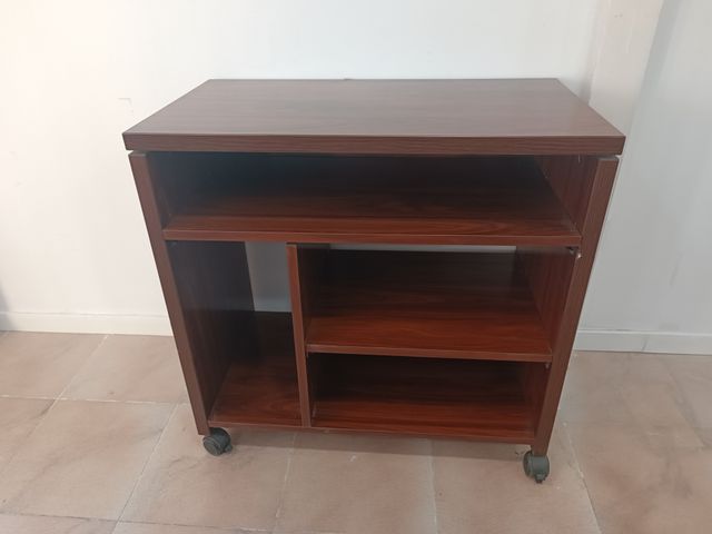 Mesa de ordenador con ruedas