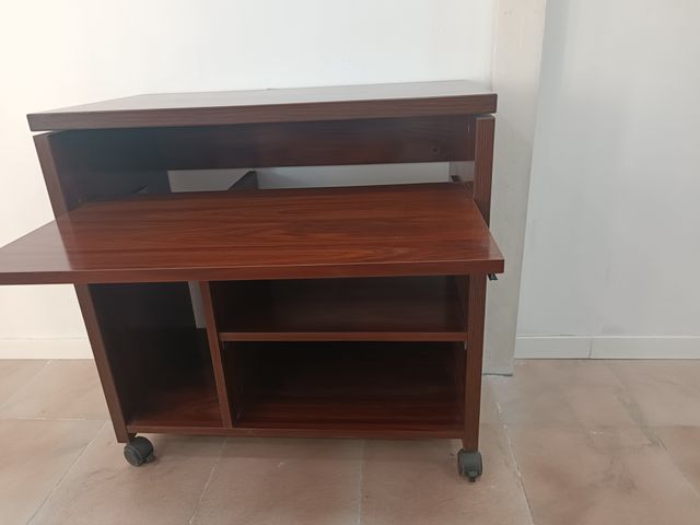 Mesa de ordenador con ruedas