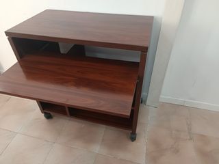 Mesa de ordenador con ruedas