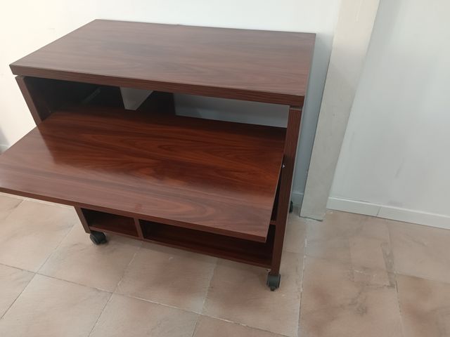 Mesa de ordenador con ruedas