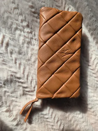 Billetera de cuero marrón acolchada