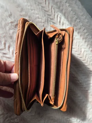 Billetera de cuero marrón acolchada