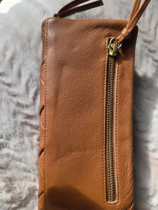 Billetera de cuero marrón acolchada