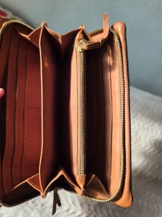 Billetera de cuero marrón acolchada